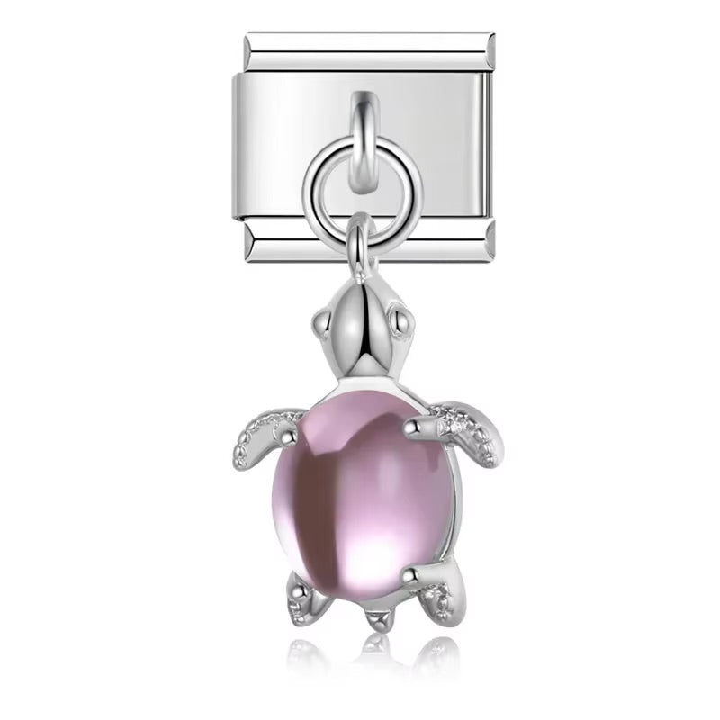 Różowy żółw to wyjątkowy charms inspirowany wakacjami i morskim klimatem. Dodaj go do swojej personalizowanej bransoletki Nicolze Charms.