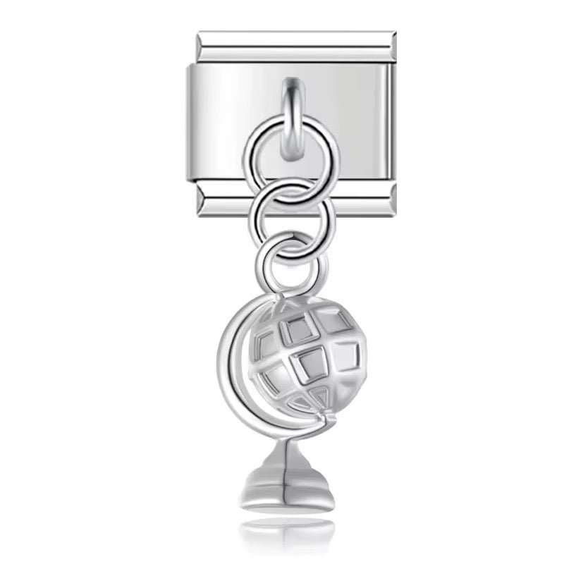 Wiszący globus przedstawia charms z motywem wiszącego globusa do personalizacji bransoletki