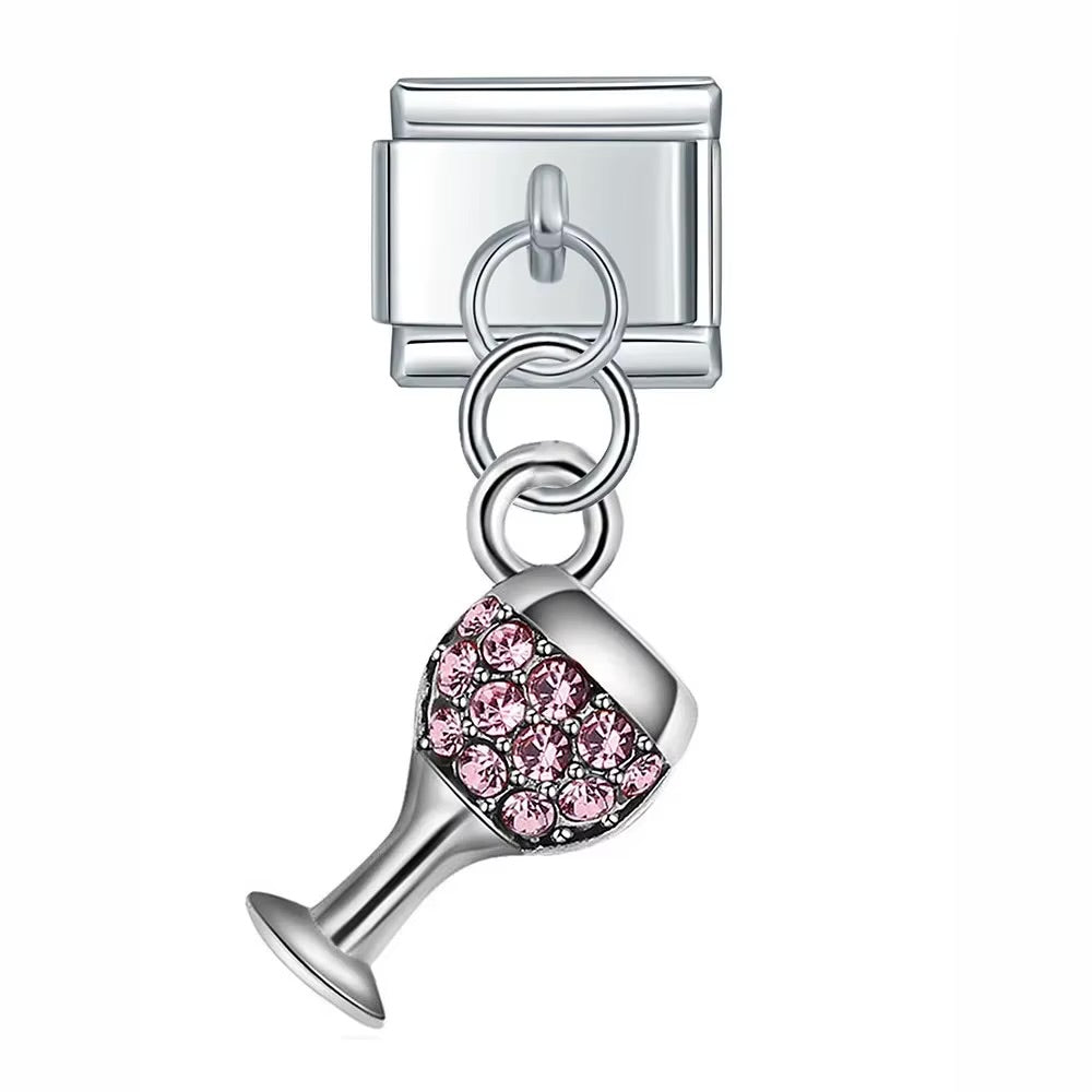 Italian Charms Kieliszek z cyrkoniami przedstawia różowy charms z motywem kieliszka ozdobionego cyrkoniami do personalizacji bransoletki