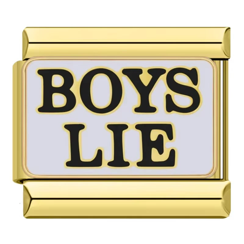 Boys Lie przedstawia charms z napisem Boys Lie do personalizacji bransoletki