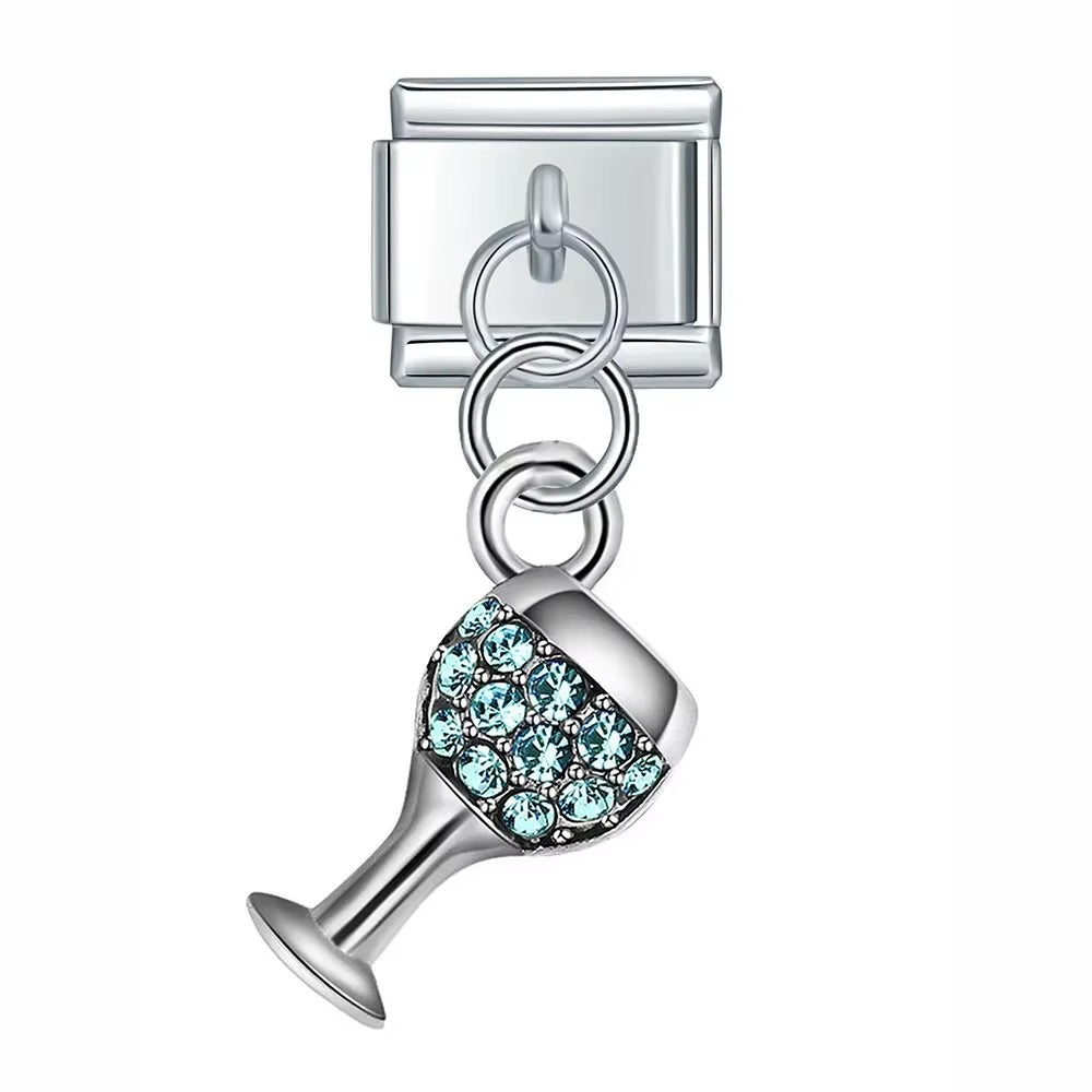 Kieliszek z cyrkoniami przedstawia turkusowy charms z motywem kieliszka ozdobionego cyrkoniami do personalizacji bransoletki