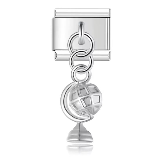 Wiszący globus przedstawia charms z motywem wiszącego globusa do personalizacji bransoletki