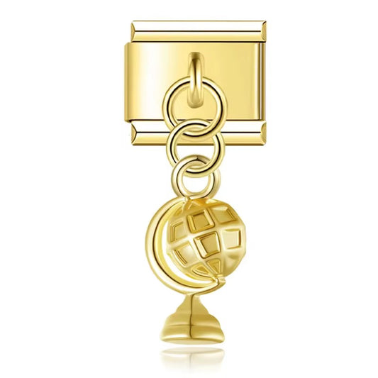 Italian Charms Wiszący globus przedstawia złoty charms z motywem wiszącego globusa do personalizacji bransoletki